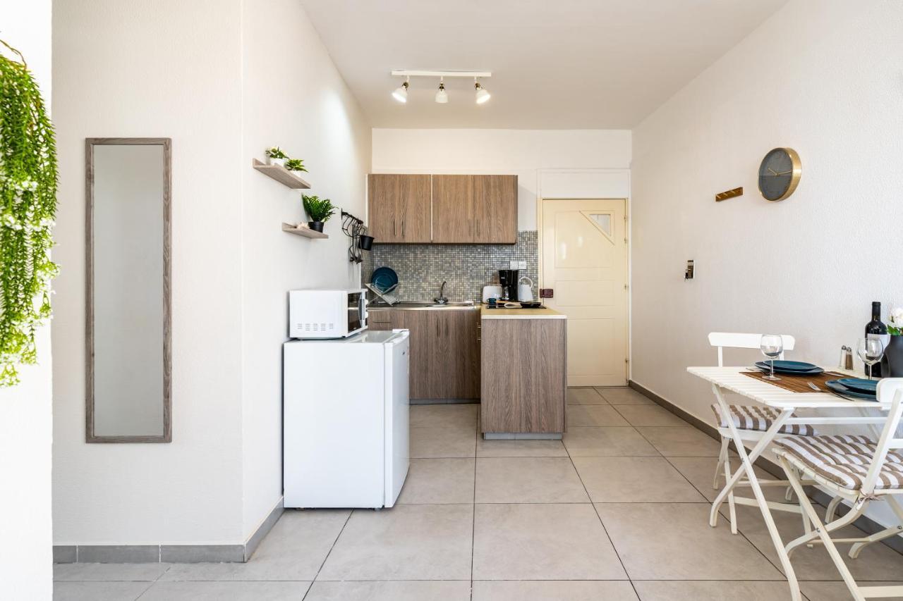 Whispering Palms 1-Br Apt By Finikoudes Beach Larnaca Exteriör bild